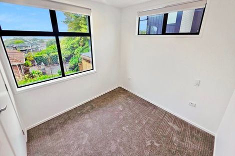 Photo of property in 1/23 Awaroa Road, Sunnyvale, Auckland, 0612