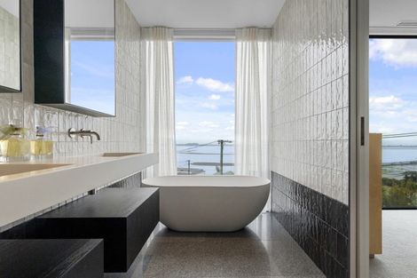 Photo of property in 32 Mount Pleasant Road, Mount Pleasant, Christchurch, 8081