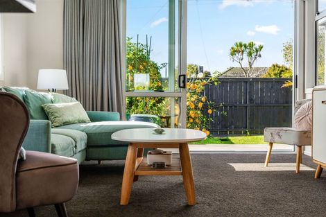 Photo of property in 4 Rixon Place, Te Atatu Peninsula, Auckland, 0610