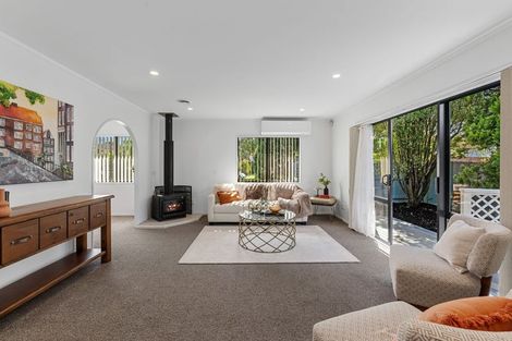 Photo of property in 37 Gosford Drive, Botany Downs, Auckland, 2010