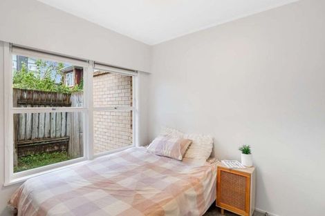 Photo of property in 2/8 Wykeham Place, Glenfield, Auckland, 0629