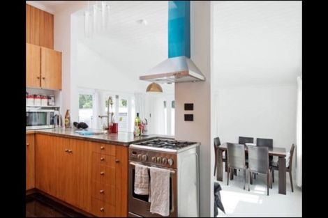 Photo of property in 34 Onewa Road, Northcote Point, Auckland, 0627