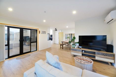 Photo of property in 8 Woodbank Drive, Glen Eden, Auckland, 0602