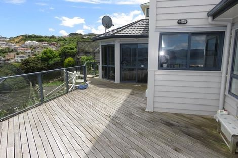 Photo of property in 18 Bennett Grove, Newlands, Wellington, 6037