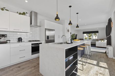 Photo of property in 15 Bracken Street, New Plymouth, 4310