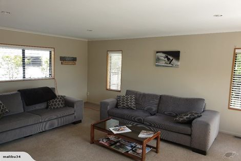 Photo of property in 16 Taupiko Place, Green Bay, Auckland, 0604