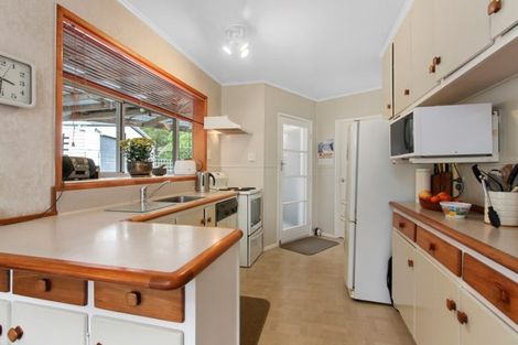 Photo of property in 8 Staincross Street, Green Bay, Auckland, 0604