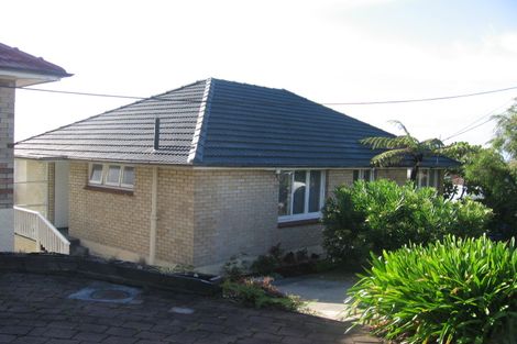 Photo of property in 175 Glenfield Road, Hillcrest, Auckland, 0627