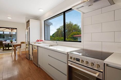 Photo of property in 124 Archibald Road, Kelston, Auckland, 0602