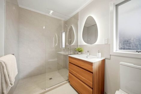 Photo of property in 12 Quincey Place, Massey, Auckland, 0614
