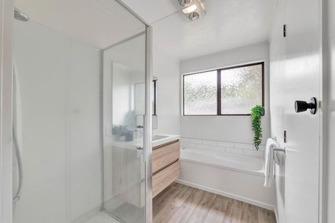 Photo of property in 33 Riversdale Drive, Merrilands, New Plymouth, 4312