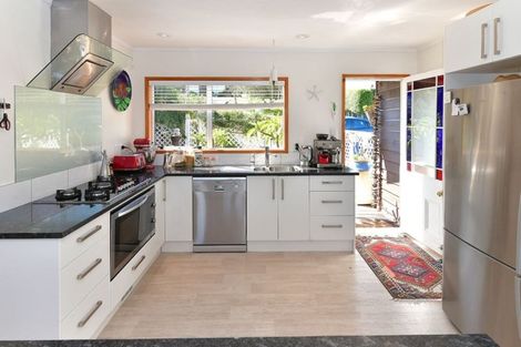 Photo of property in 20 Tindalls Bay Road, Tindalls Beach, Whangaparaoa, 0930