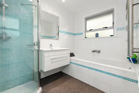 Photo of property in 96 Millbrook Road, Sunnyvale, Auckland, 0612
