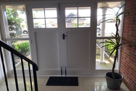 Photo of property in 82 Exmouth Road, Northcote, Auckland, 0627