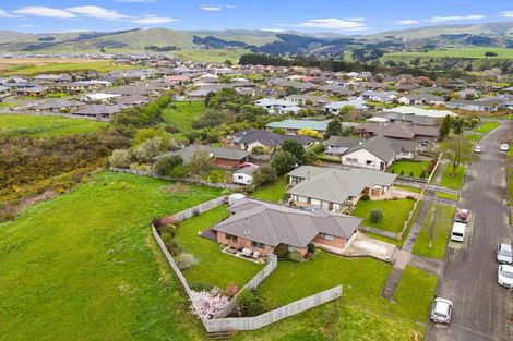 Photo of property in 28 Abby Road, Fitzherbert, Palmerston North, 4410