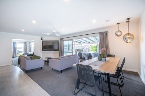 Photo of property in 10 Atlantic Drive, Fitzherbert, Palmerston North, 4410