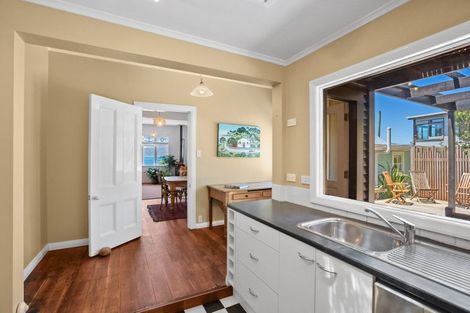 Photo of property in 170 Breaker Bay Road, Breaker Bay, Wellington, 6022