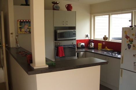 Photo of property in 2/17a Hillcrest Avenue, Hillcrest, Auckland, 0627