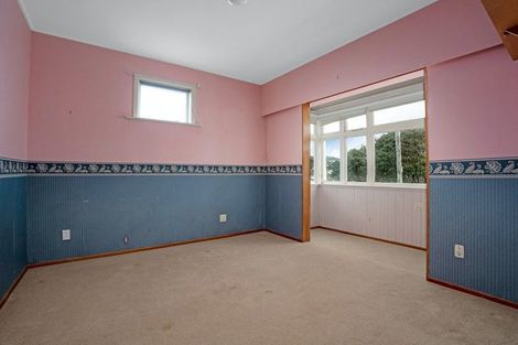 Photo of property in 18 Woburn Road, Northland, Wellington, 6012