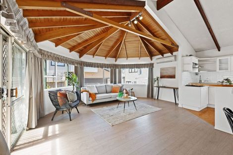 Photo of property in 10 Borrowdace Avenue, Botany Downs, Auckland, 2010