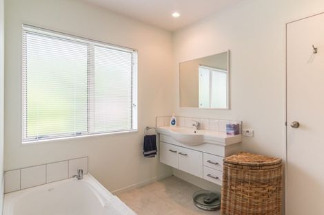 Photo of property in 4 Kaikomako Road, Waikanae, 5036