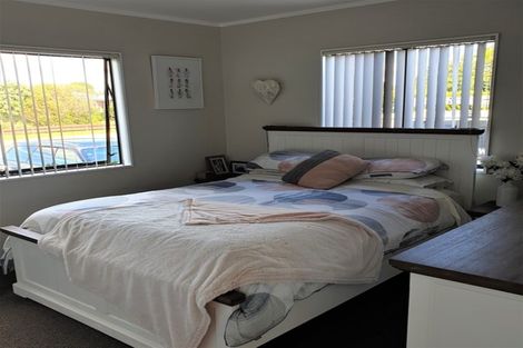 Photo of property in 16 Sandspit Road, Waiuku, 2123