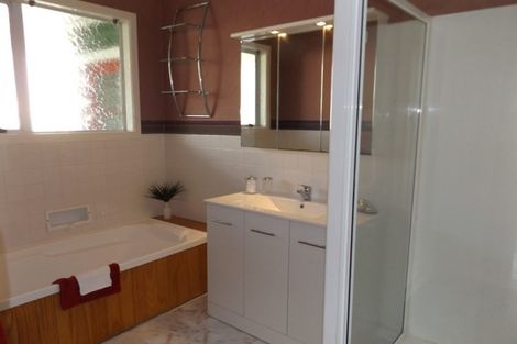 Photo of property in 6 Link Road, Newlands, Wellington, 6037