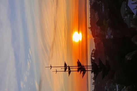 Photo of property in 2/813 East Coast Road, Northcross, Auckland, 0630