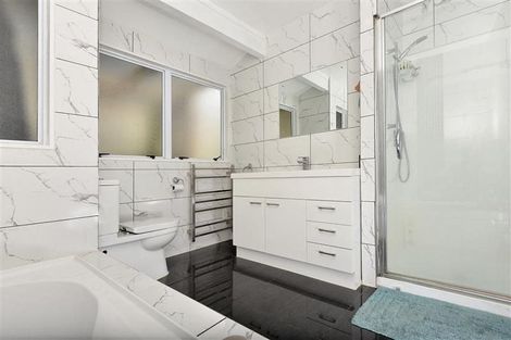 Photo of property in 2/44 Lilburn Crescent, Massey, Auckland, 0614