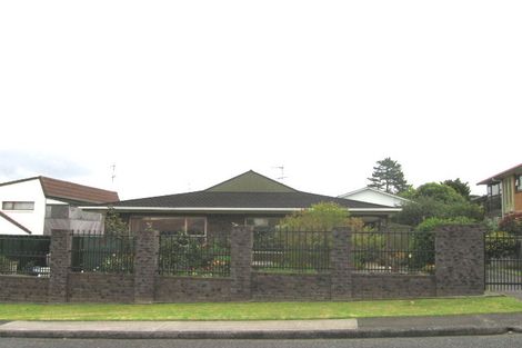 Photo of property in 2/47 James Evans Drive, Northcote, Auckland, 0627
