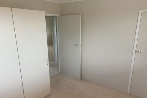 Photo of property in 33 Hobsonville Road, West Harbour, Auckland, 0618