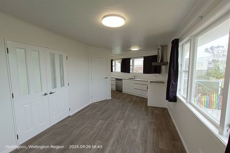 Photo of property in 35 Kenmore Street, Newlands, Wellington, 6037