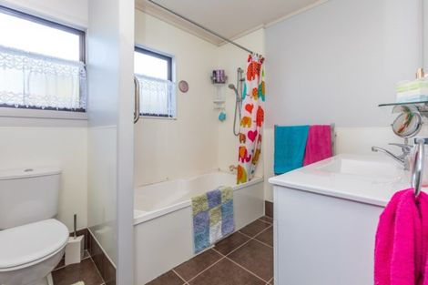 Photo of property in 8 Harbour Crest Drive, Waiuku, 2123