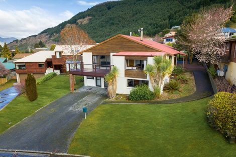 Photo of property in 8 Avalon Crescent, Fernhill, Queenstown, 9300