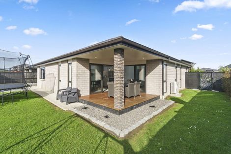 Photo of property in 22 Sir Lincoln Drive, Kumeu, 0810