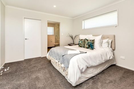 Photo of property in 32 Waitemata Drive, One Tree Point, 0118