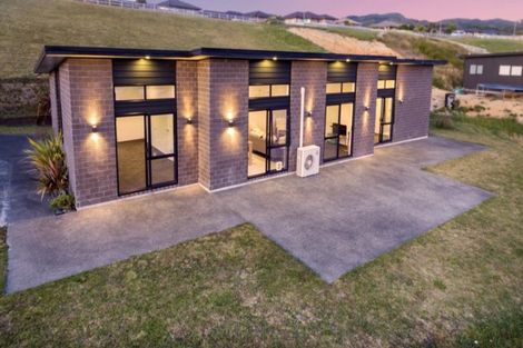 Photo of property in 51 Percy Kinsman Crescent, Riverstone Terraces, Upper Hutt, 5018