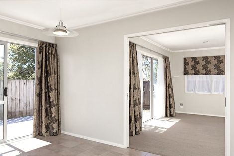 Photo of property in 11a Barron Drive, Green Bay, Auckland, 0604