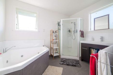 Photo of property in 2/53 Bruce Road, Glenfield, Auckland, 0629