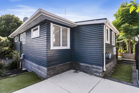 Photo of property in 1/13 Harrybrook Road, Green Bay, Auckland, 0604