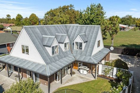 Photo of property in 18 Pyatt Place, Redwood, Christchurch, 8051