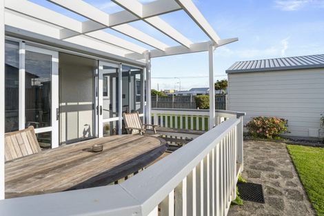 Photo of property in 17 Tasman Street, Opunake, 4616