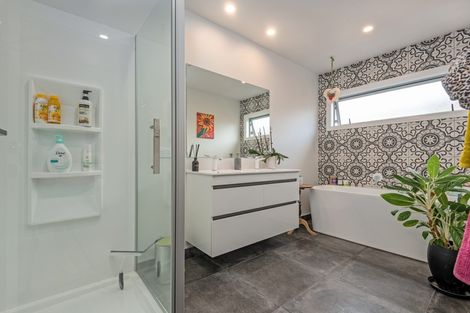 Photo of property in 8 Mediterranean Grove, Fitzherbert, Palmerston North, 4410