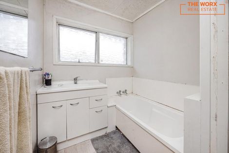 Photo of property in 16 Frobisher Way, Clendon Park, Auckland, 2103