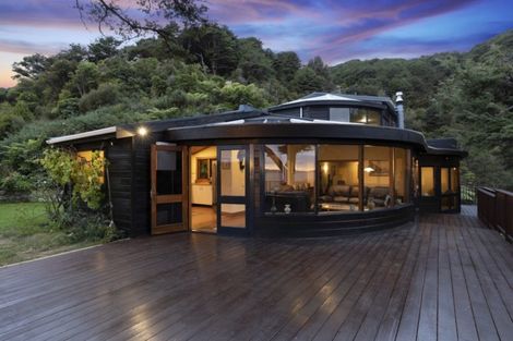 Photo of property in 5 Whiorau Grove, Lowry Bay, Lower Hutt, 5013