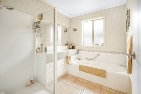 Photo of property in 24 Sovereign Isle Lane, Rototuna, Hamilton, 3210