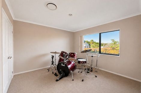 Photo of property in 28 Piper Place, Goodwood Heights, Auckland, 2105