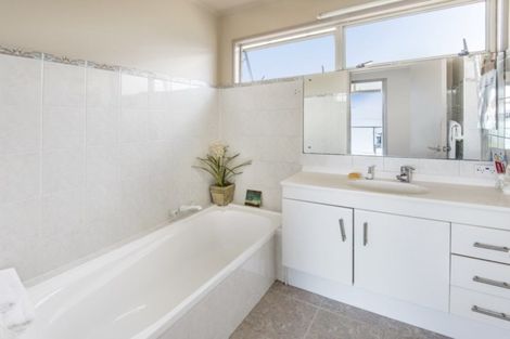 Photo of property in 90 Seacliffe Avenue, Narrow Neck, Auckland, 0622