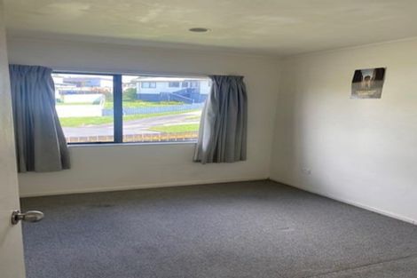 Photo of property in 3a Louise Place, West Harbour, Auckland, 0618