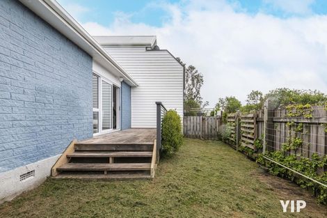 Photo of property in 7c Cheyne Walk, Newlands, Wellington, 6037